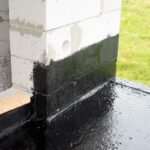 Hydroizolacja murów w budynku zabezpieczająca przed wilgocią.