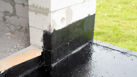 Hydroizolacja murów w budynku zabezpieczająca przed wilgocią.