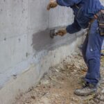 powierzchnię przed nałożeniem hydroizolacji