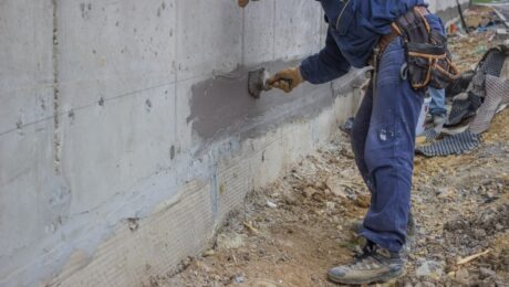 powierzchnię przed nałożeniem hydroizolacji