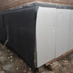 Materiały do izolacji fundamentów, takie jak folie, płyty izolacyjne, membrany oraz materiały bitumiczne