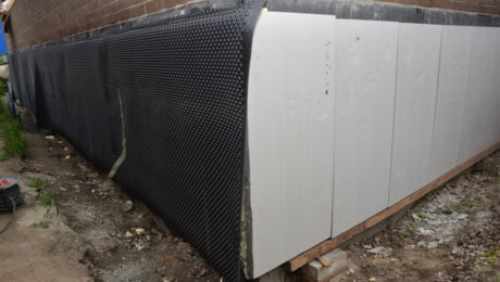 Materiały do izolacji fundamentów, takie jak folie, płyty izolacyjne, membrany oraz materiały bitumiczne