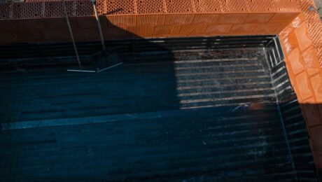 Zdjęcie przedstawiające proces izolacji balkonu w bloku