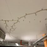 Na obrazie widać sufit z licznymi pęknięciami, w których stosowano iniekcje ciśnieniowe.