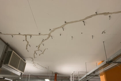Na obrazie widać sufit z licznymi pęknięciami, w których stosowano iniekcje ciśnieniowe.