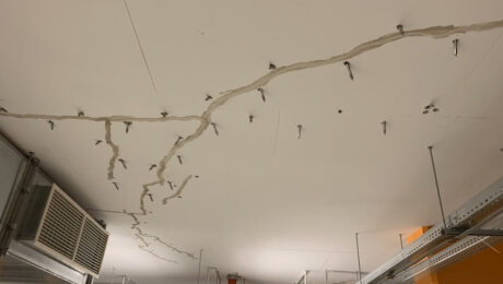 Na obrazie widać sufit z licznymi pęknięciami, w których stosowano iniekcje ciśnieniowe.