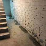 Ściana piwnicy poddawana jest procesowi iniekcji ciśnieniowej.