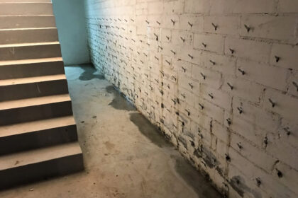 Ściana piwnicy poddawana jest procesowi iniekcji ciśnieniowej.