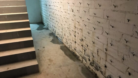 Ściana piwnicy poddawana jest procesowi iniekcji ciśnieniowej.