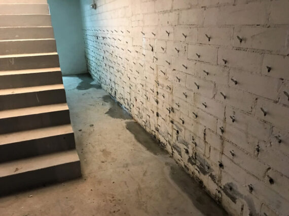 sucha-iniekcja-cisnieniowa-jpg Ściana piwnicy poddawana jest procesowi iniekcji ciśnieniowej.