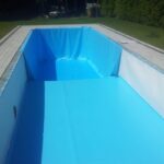 Basen wyłożony niebieską folią zapewniającą izolacje przeciwwodne.