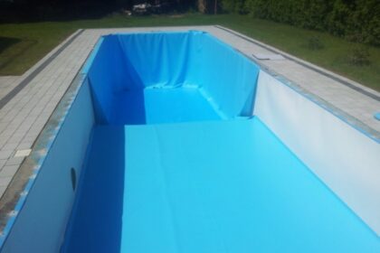 Basen wyłożony niebieską folią zapewniającą izolacje przeciwwodne.