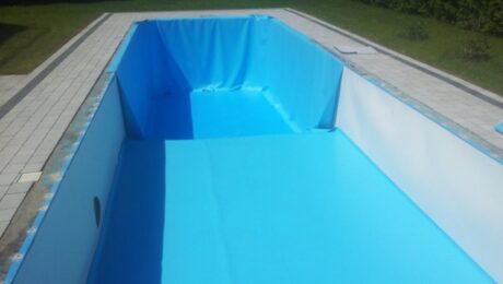 Basen wyłożony niebieską folią zapewniającą izolacje przeciwwodne.