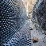 Na zdjęciu przedstawiono hydroizolację fundamentów za pomocą specjalnej membrany.