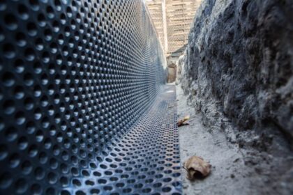 Na zdjęciu przedstawiono hydroizolację fundamentów za pomocą specjalnej membrany.