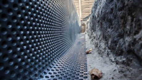 Na zdjęciu przedstawiono hydroizolację fundamentów za pomocą specjalnej membrany.