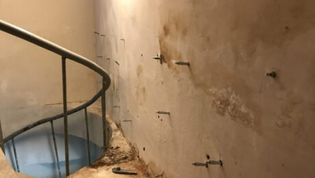 Ściana schodów przygotowana do prac remontowych z zastosowaniem iniekcji krystalicznej.