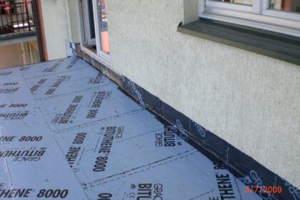 Na balkonie widać materiał używany do uszczelniania betonu pod oknem.