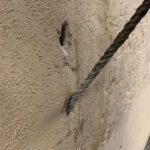 Na ścianie widoczny jest otwór przygotowany do iniekcji ciśnieniowej.