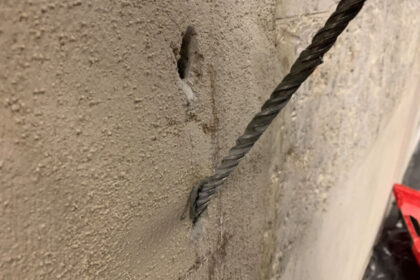 Na ścianie widoczny jest otwór przygotowany do iniekcji ciśnieniowej.