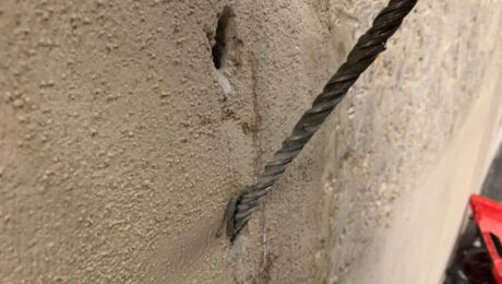 Na ścianie widoczny jest otwór przygotowany do iniekcji ciśnieniowej.