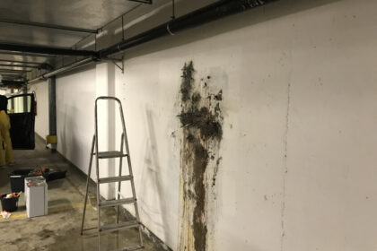 Ściana z uszkodzeniami jest przygotowywana do naprawy poprzez iniekcje ciśnieniowe.