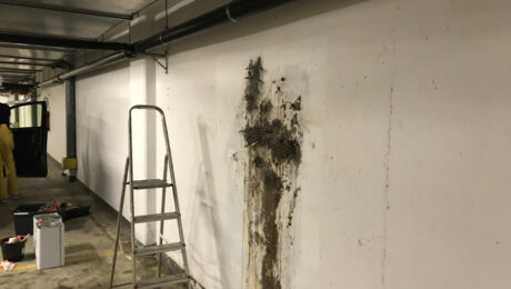 Ściana z uszkodzeniami jest przygotowywana do naprawy poprzez iniekcje ciśnieniowe.