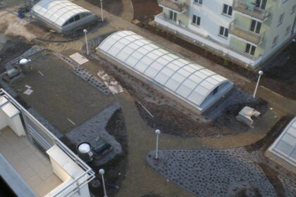 Widok na osiedle z tarasem wymagającym hydroizolacji.