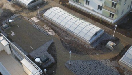 Widok na osiedle z tarasem wymagającym hydroizolacji.