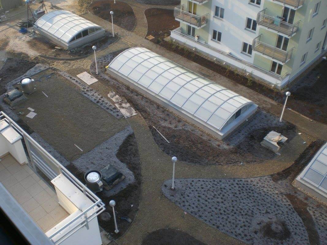 Widok na osiedle z tarasem wymagającym hydroizolacji.