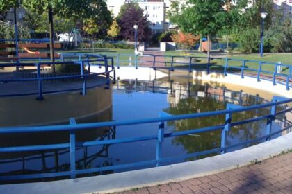 Na zdjęciu widać park z fontanną, gdzie kluczowe jest uszczelnianie zbiorników.