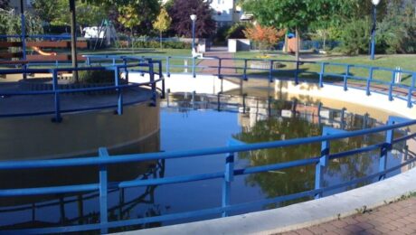 Na zdjęciu widać park z fontanną, gdzie kluczowe jest uszczelnianie zbiorników.