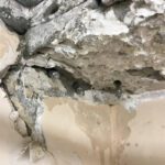 Widok pękniętego sufitu z użyciem iniekcji krystalicznych do wzmocnienia struktury.