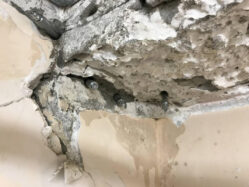 Widok pękniętego sufitu z użyciem iniekcji krystalicznych do wzmocnienia struktury.