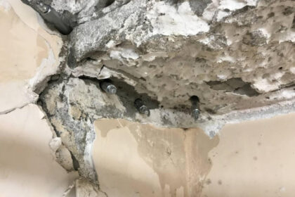 Widok pękniętego sufitu z użyciem iniekcji krystalicznych do wzmocnienia struktury.