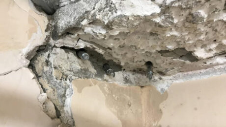 Widok pękniętego sufitu z użyciem iniekcji krystalicznych do wzmocnienia struktury.