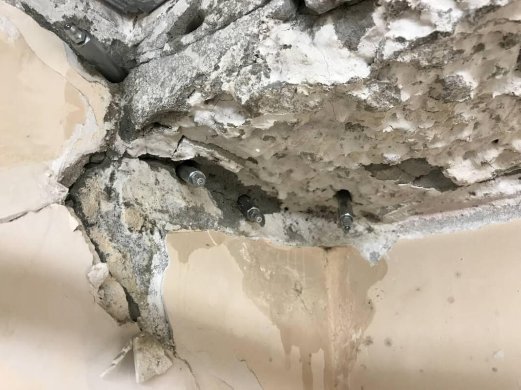 Widok pękniętego sufitu z użyciem iniekcji krystalicznych do wzmocnienia struktury.