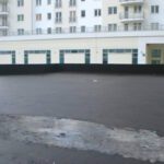 Rozległy taras przy nowoczesnym budynku po zabiegu izolacji tarasów.