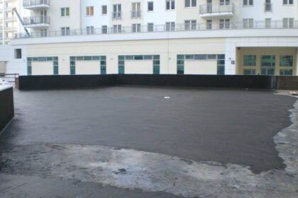 Rozległy taras przy nowoczesnym budynku po zabiegu izolacji tarasów.