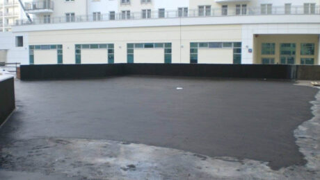 Rozległy taras przy nowoczesnym budynku po zabiegu izolacji tarasów.