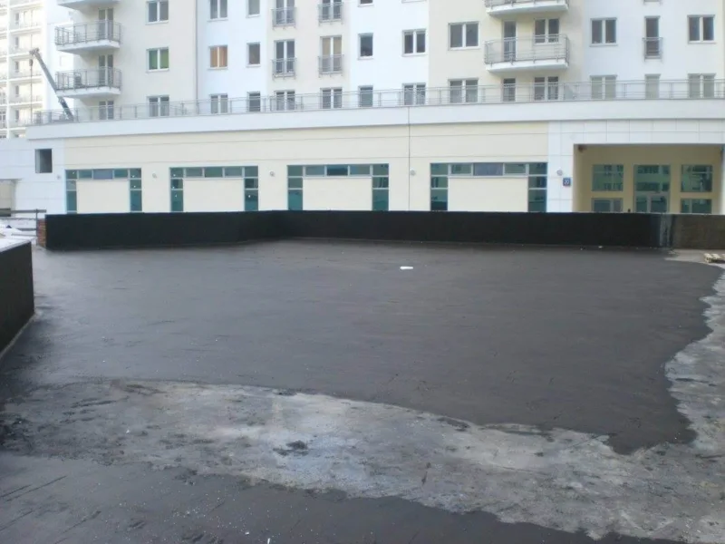 Rozległy taras przy nowoczesnym budynku po zabiegu izolacji tarasów.