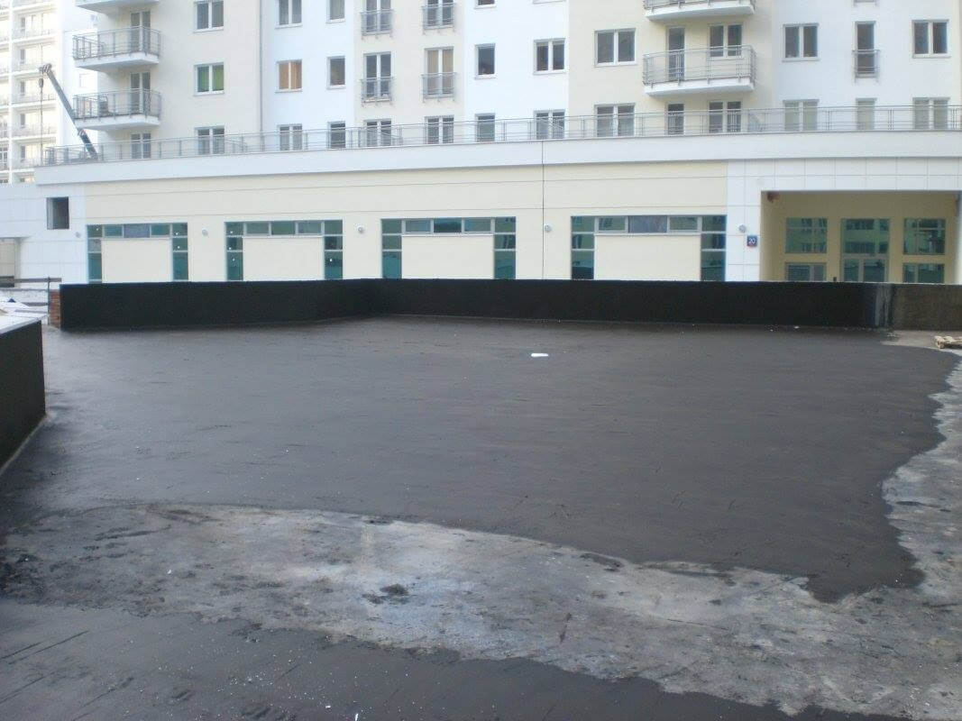 Rozległy taras przy nowoczesnym budynku po zabiegu izolacji tarasów.
