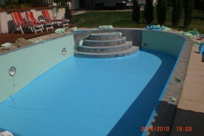 Proces uszczelniania zbiorników basenowych w trakcie realizacji.