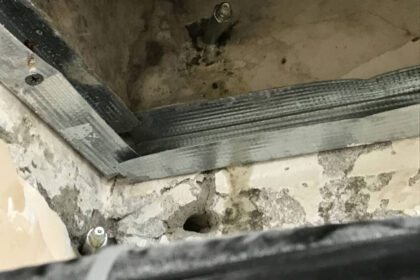 W narożniku ściany widoczne są otwory przygotowane do zabiegu iniekcji ciśnieniowych.