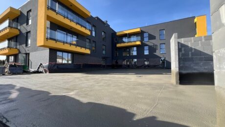 Hydroizolacja tarasu na dużej powierzchni przy nowoczesnym budynku wielorodzinnym.