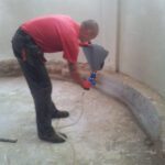 Najtrwalsza hydroizolacja to bezspoinowe powłoki PU/polimocznik lub papa SBS; przy gruncie KMB i szlamy; kluczowe detale i właściwa grubość warstw.