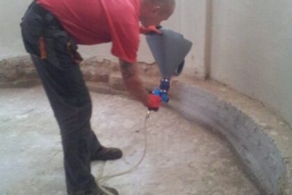 Najtrwalsza hydroizolacja to bezspoinowe powłoki PU/polimocznik lub papa SBS; przy gruncie KMB i szlamy; kluczowe detale i właściwa grubość warstw.