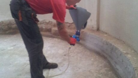 Najtrwalsza hydroizolacja to bezspoinowe powłoki PU/polimocznik lub papa SBS; przy gruncie KMB i szlamy; kluczowe detale i właściwa grubość warstw.