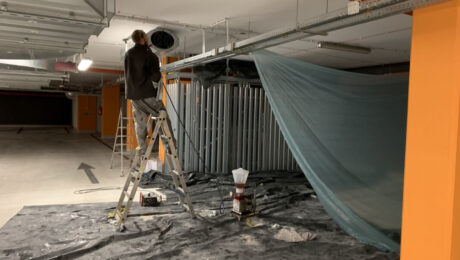 Iniekcja ciśnieniowa uszczelnia przecieki w betonie i murze w głąb na 15–30 cm; PU do wody aktywnej, epoksyd do rys suchych, żele akrylowe do kurtyn.