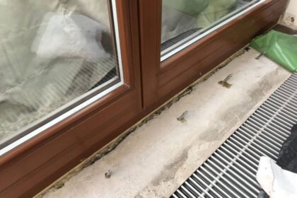 Iniekcje ciśnieniowe w starych budynkach uszczelniają rysy i przejścia od wewnątrz bez odkopywania; PU na przecieki, mineralne na wilgoć.